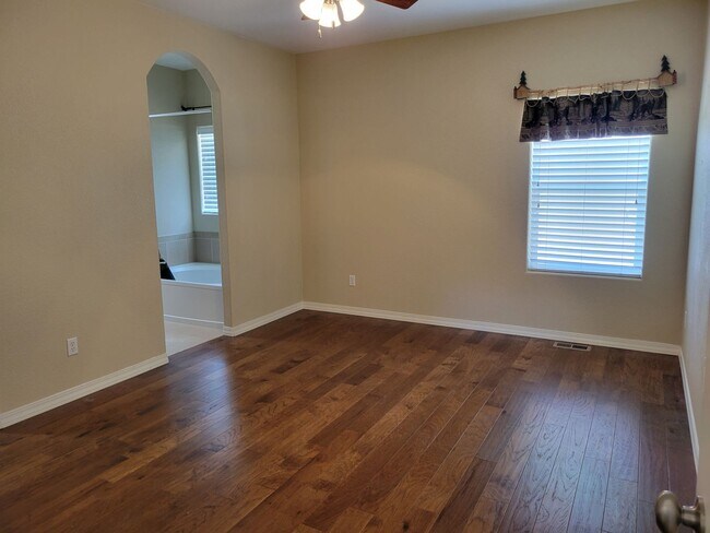Building Photo - 4 Bed 3 Bath home with A/C and a gas fireplace, Available 5/8! - MileStone Real Estate Services