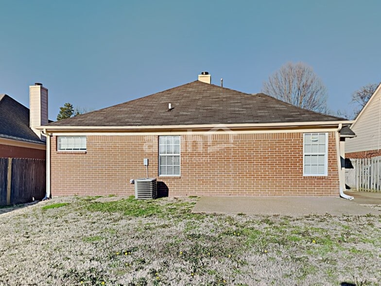 Building Photo - 10067 Woodland Grove Dr