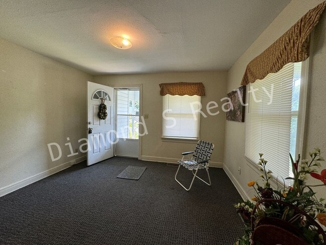 Building Photo - Cute and Clean 2 Bedroom Home Available Now!