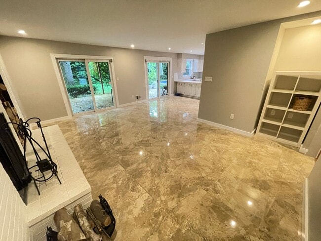 Building Photo - Luxury 5 bed, 3.5 bath with Pool!