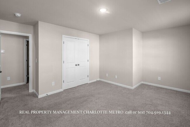 Building Photo - Stunning 4-bedroom, 2.5-bathroom home located in the vibrant city of Charlotte, NC.