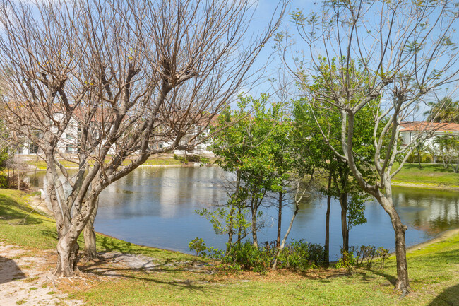 Building Photo - 810 Villa Cir