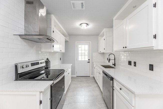 Building Photo - 1109 E Columbia Ln