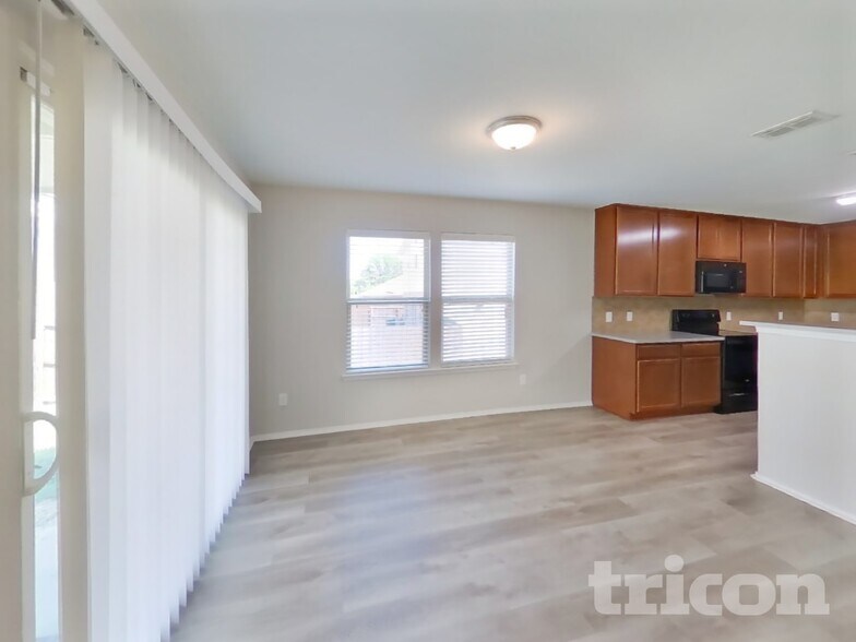 Building Photo - 528 Shell St