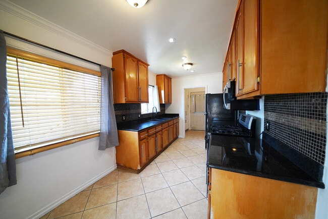 Building Photo - 13719 San Pedro St