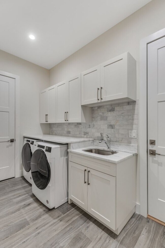 Building Photo - ** SEAHORSE AT CAMBRIA ** 3 BED + DEN - 3....