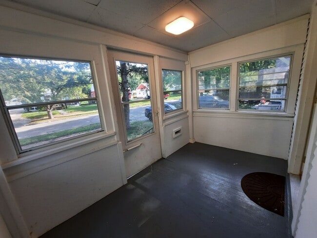 Building Photo - 3 Bedroom Home with a Fenced Yard and BEAU...