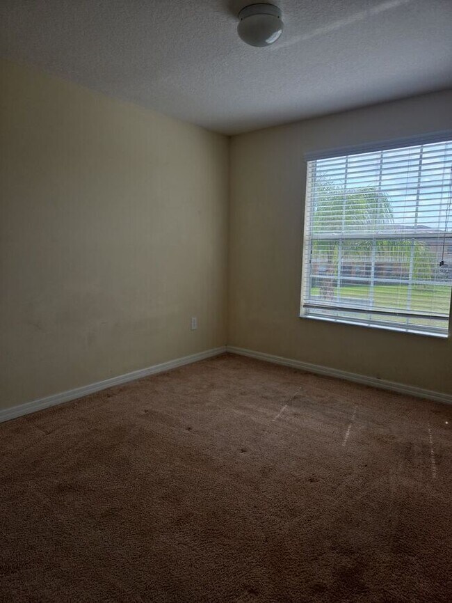 Building Photo - Amazing 4 Bedroom + Office/Bonus Room, 2 1...