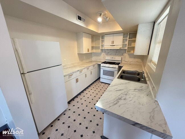Building Photo - MOVE IN SPECIAL!! Move TODAY! Modern Townh...
