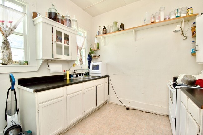Building Photo - Charming 2-Bedroom Duplex in Prime Auburn ...