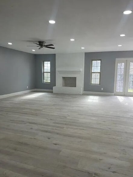 Building Photo - Room in House on Springhill Dr