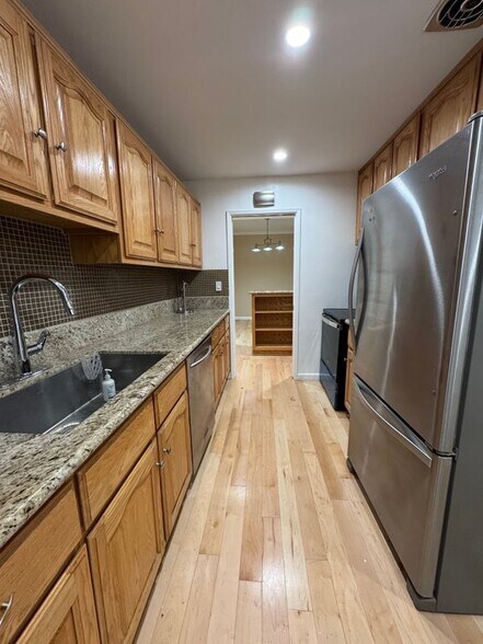 Building Photo - 8550 Holloway Dr