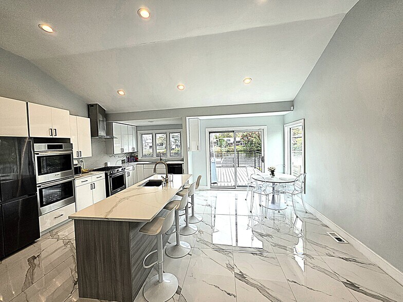 Building Photo - 640 Derby Ave