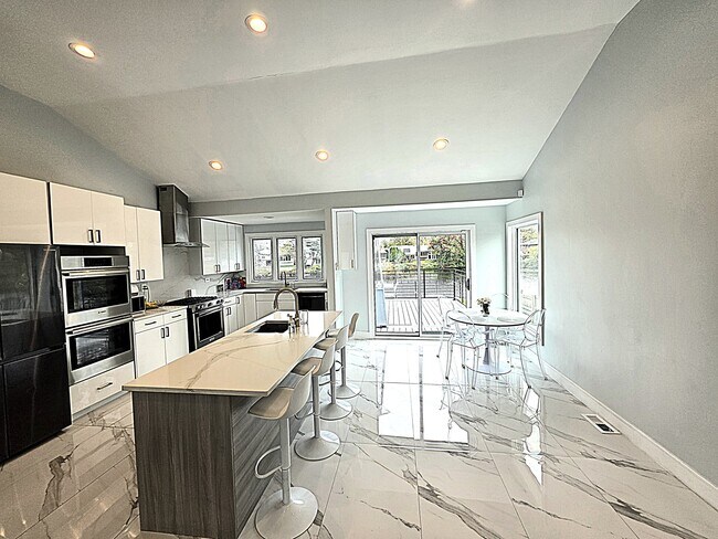 Building Photo - 640 Derby Ave