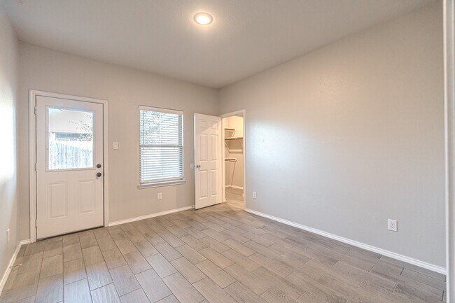 Building Photo - 402 Avenue H