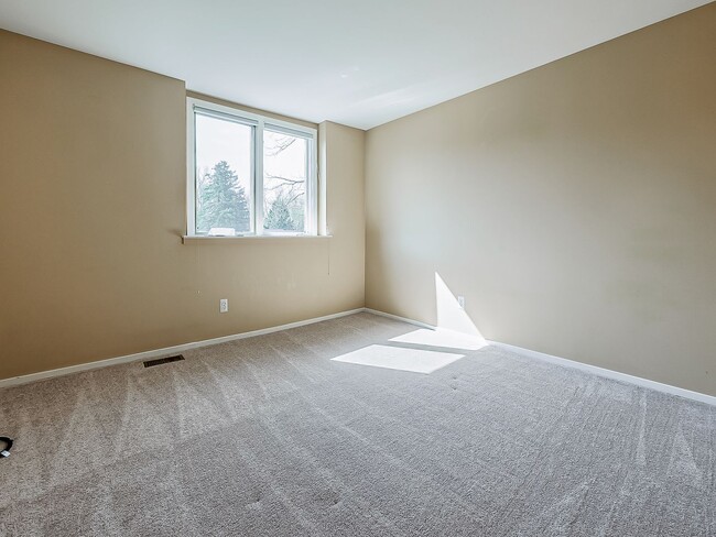 Building Photo - Welcome to this spacious single-family hom...