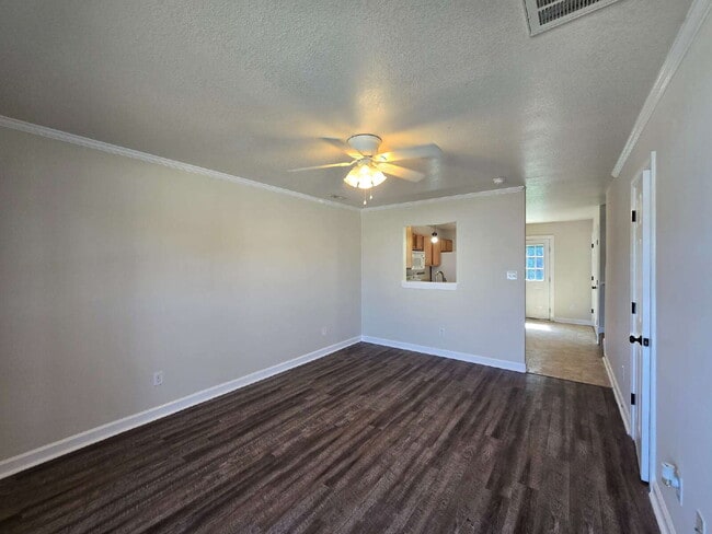 Building Photo - "Charming 2-Bed Townhouse Retreat on Streamwood Drive – Perfect Balance of Comfort and Convenience!"
