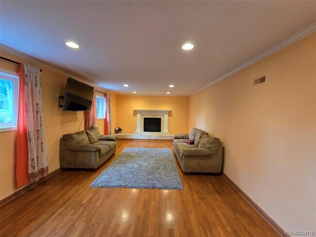 Building Photo - 2310 Cumberland Dr