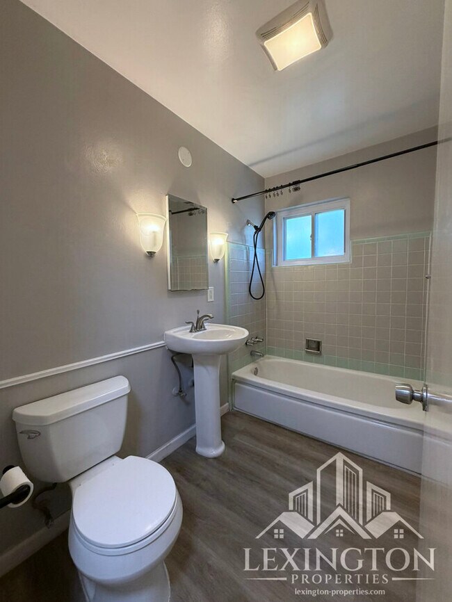 Building Photo - Charming 2 Bedroom Home with Large Backyard & Garage