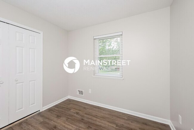 Building Photo - 3 Bedroom Pet-Friendly Home in LOUISVILLE,...