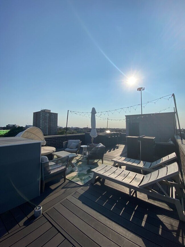 Building Photo - 744 N May St