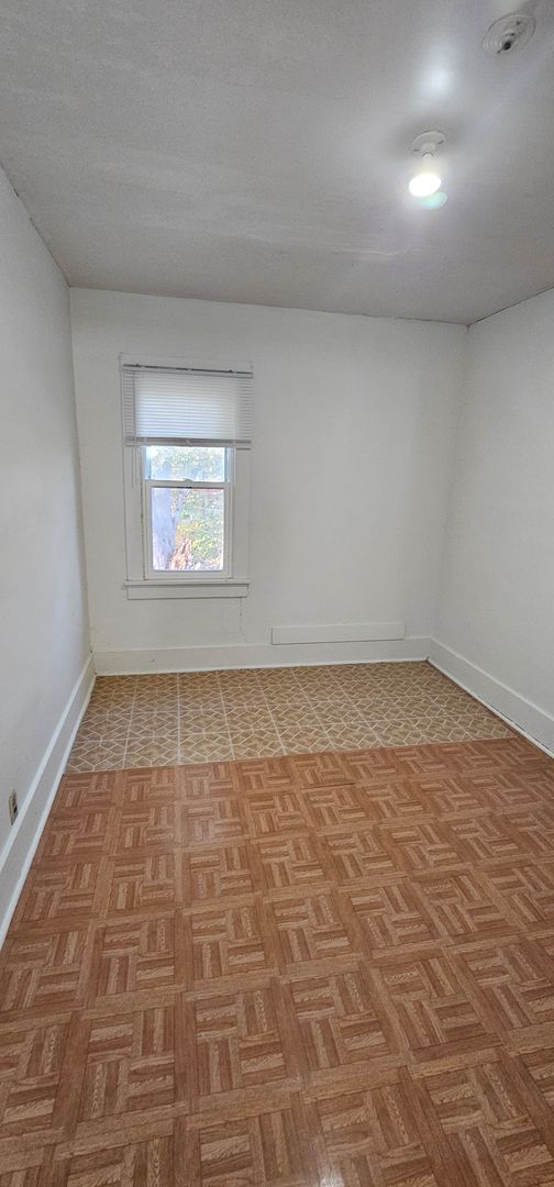 Building Photo - 882 Locust Dr