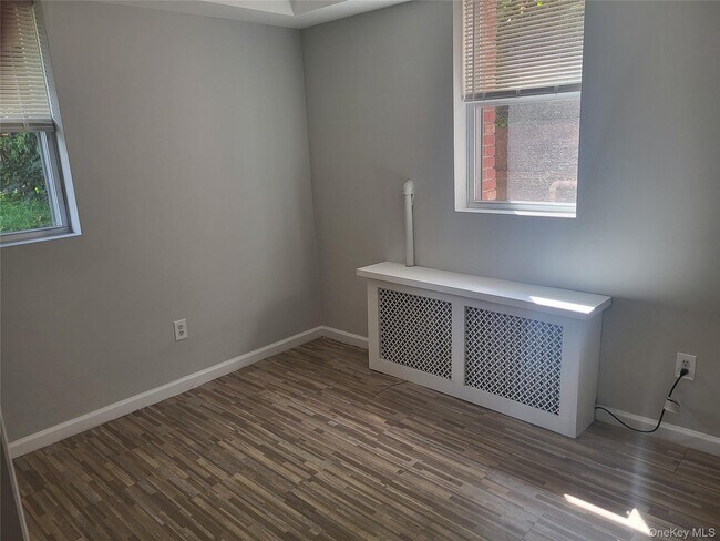 Building Photo - 28 Primrose Ave