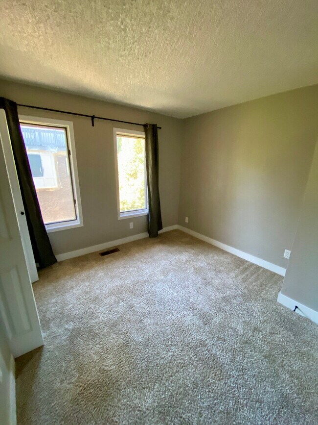Building Photo - MOVE IN SPECIAL**  On This Spacious 3 Bed,...