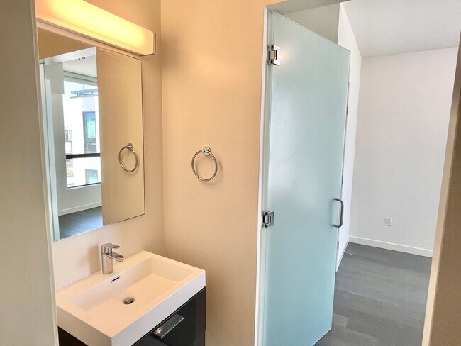Building Photo - HIP 2BR/2BA Inner Mission Top Floor Boutiq...