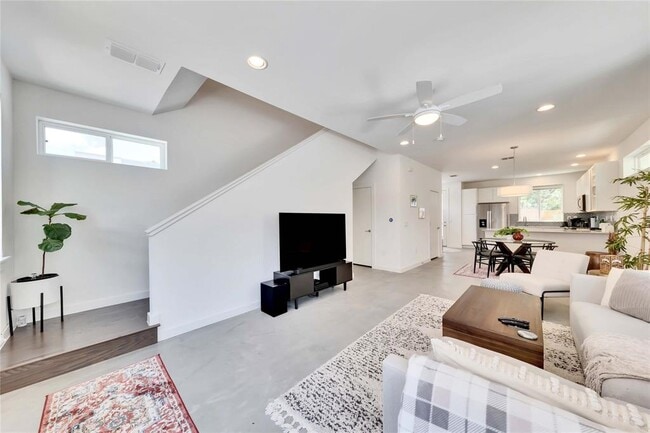 Building Photo - 814 N Bluff Dr