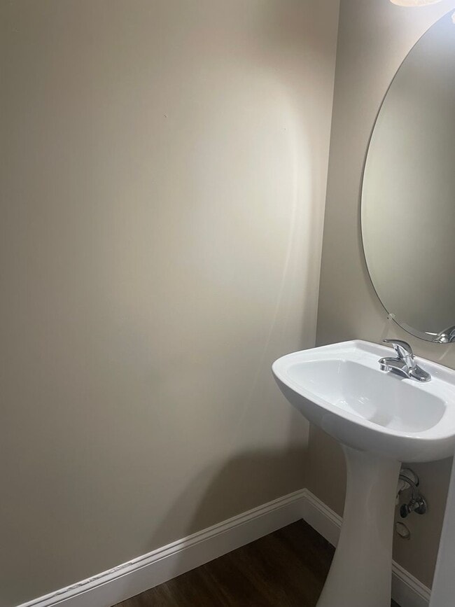 Building Photo - Knoxville 37918 - 2 bedroom, 2.5 bath townhome - Contact Lisa Vineyard and Shannon Russell (865) ...