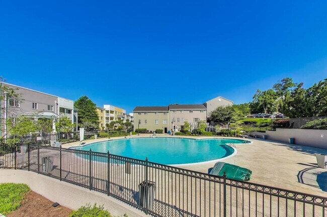 Building Photo - Light-filled 2bd/2ba right on S Four Mile Run $2850