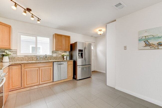Building Photo - Vacation rental at the beach $2800... or long term $3500
