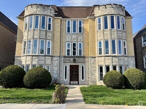 Building Photo - 6648 W Devon Ave