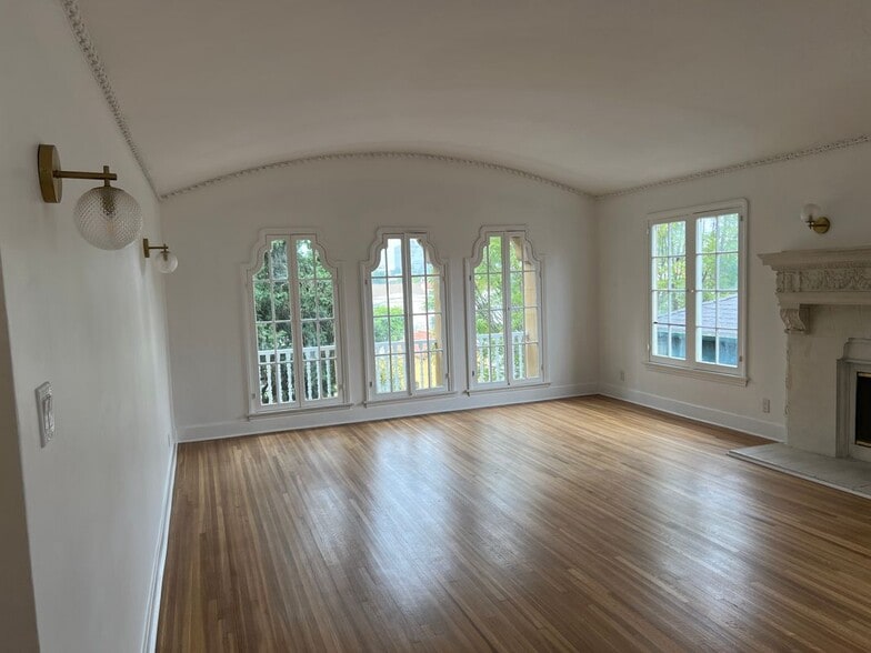 Building Photo - 926 S Curson Ave