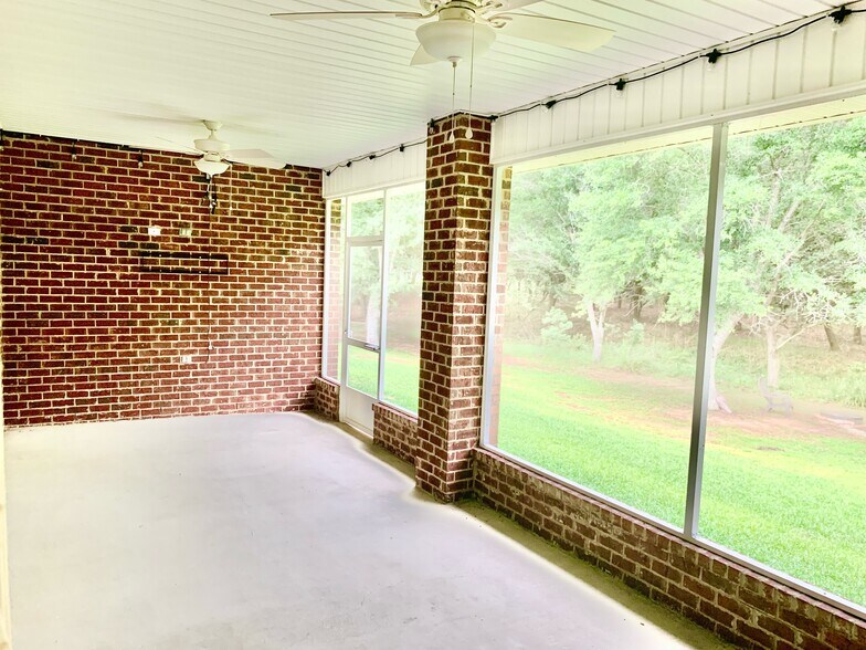 Building Photo - 9040 Lakeview Dr