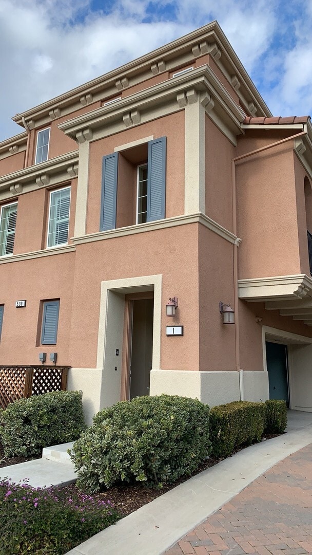 Building Photo - Luxury 3 bedroom 3 bath located in great a...