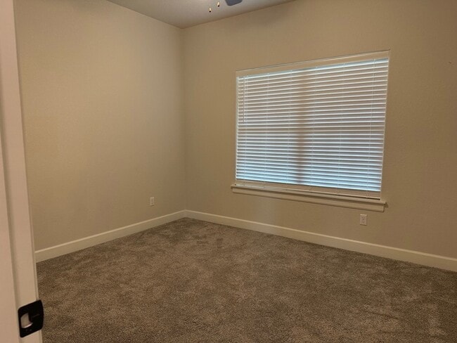 Building Photo - 113 Creekside Ln