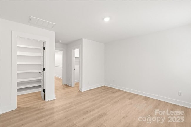 Building Photo - 2025 Wilson Ave
