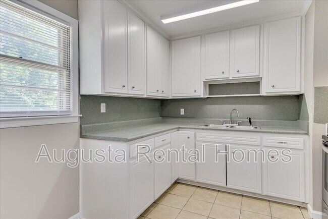 Building Photo - 623 Aiken St