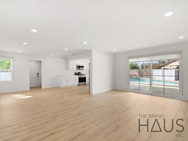 Building Photo - Two Primary Bedrooms, Pool, & Air Conditio...