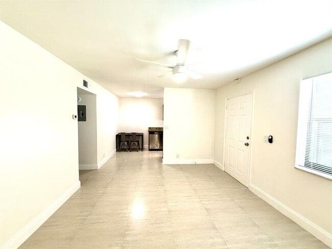 Building Photo - 607 NE 29th Dr