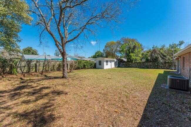 Building Photo - Updated 3 Bedroom in Great Location!