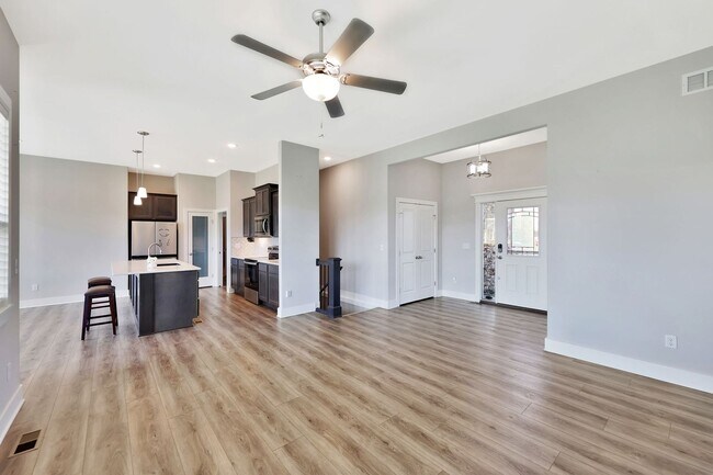 Building Photo - Living in Luxury