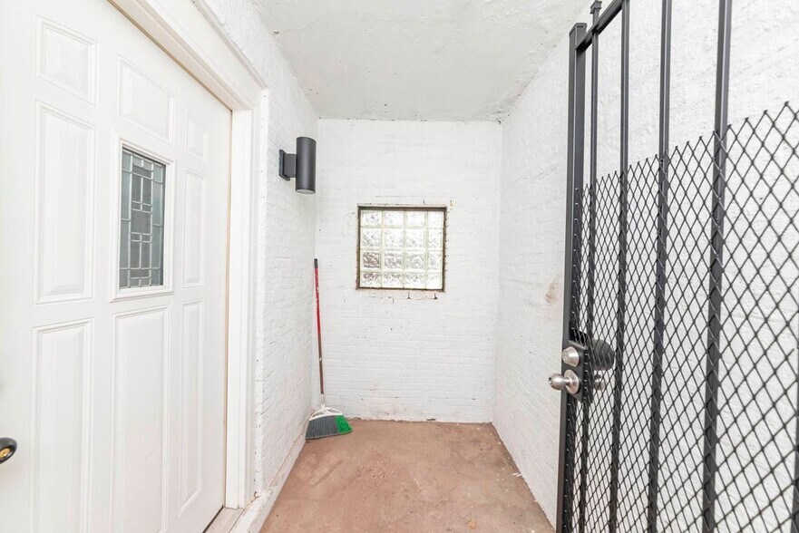 Building Photo - 2825 N Rockwell St