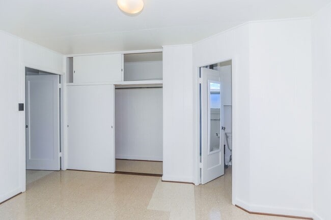 Building Photo - Waiola - upstairs 1 bedroom with 1 parking - window air conditioner in bedroom..