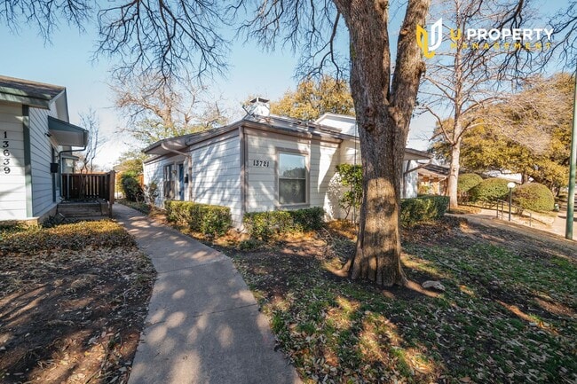 Building Photo - Sweet townhome in Dallas