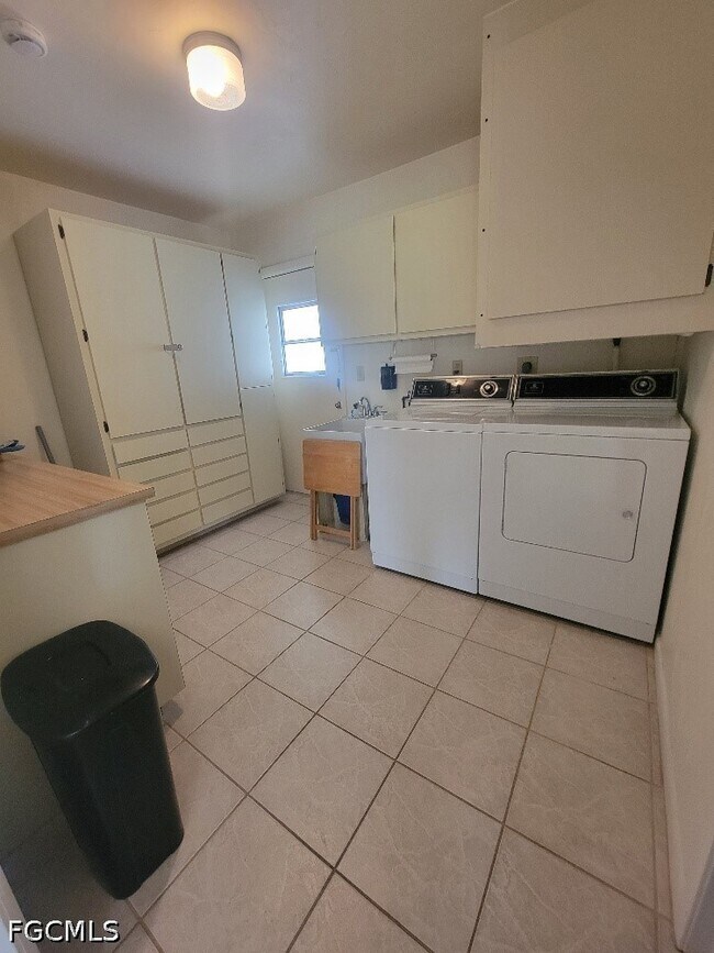 Building Photo - 10 Regency Ct