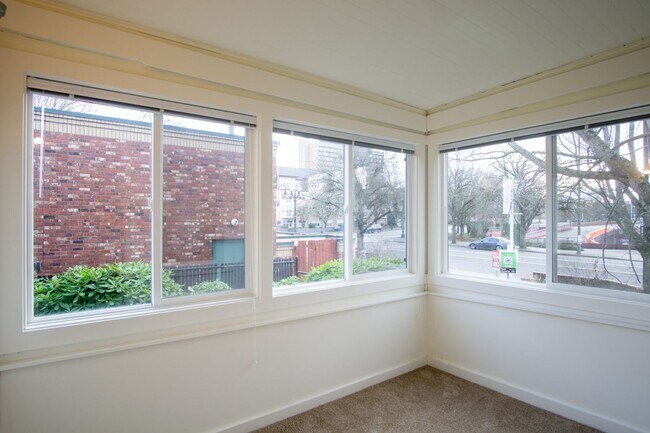 Building Photo - Gorgeous 2-Bedroom Corner Flat in 1911 Fou...