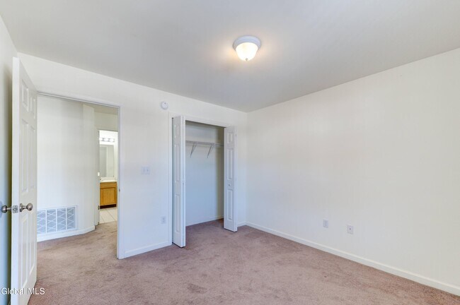 Building Photo - 304 Heritage Way